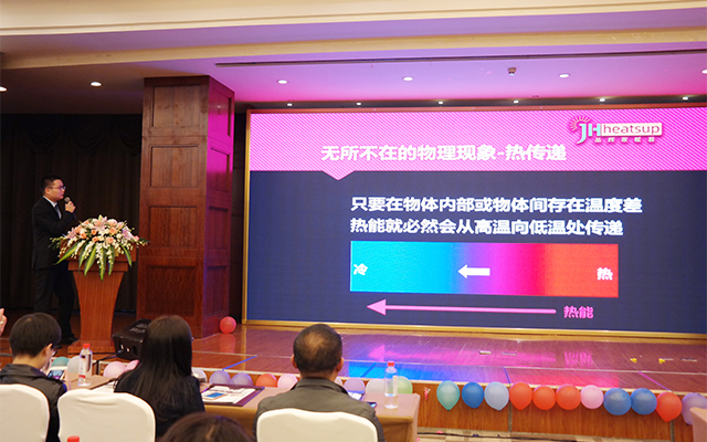 O Sr. Chunhui Peng, Gerente do Departamento de P&D da Jinghui apresenta os novos produtos da Jinghui